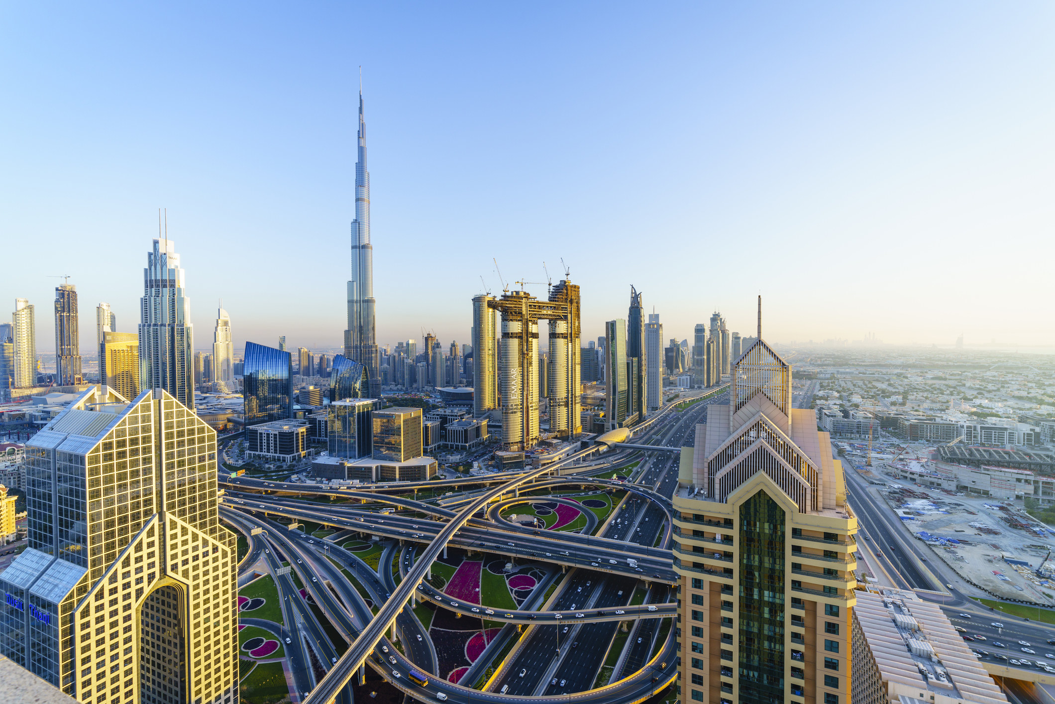 迪拜天际线哈利法塔和道路交叉口。