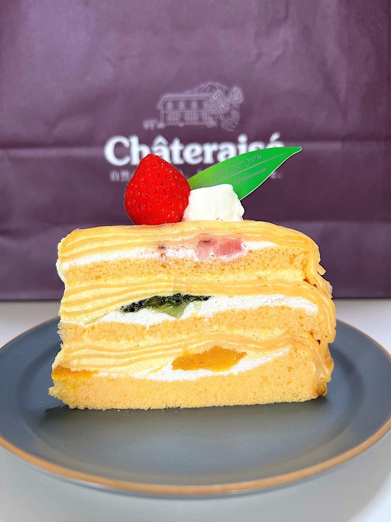 Chateraise（シャトレーゼ）の激うまケーキ「クレープ・オ・フリュイ」スポンジ生地のふわふわ感とホイップクリームの口どけが絶妙なバランス
