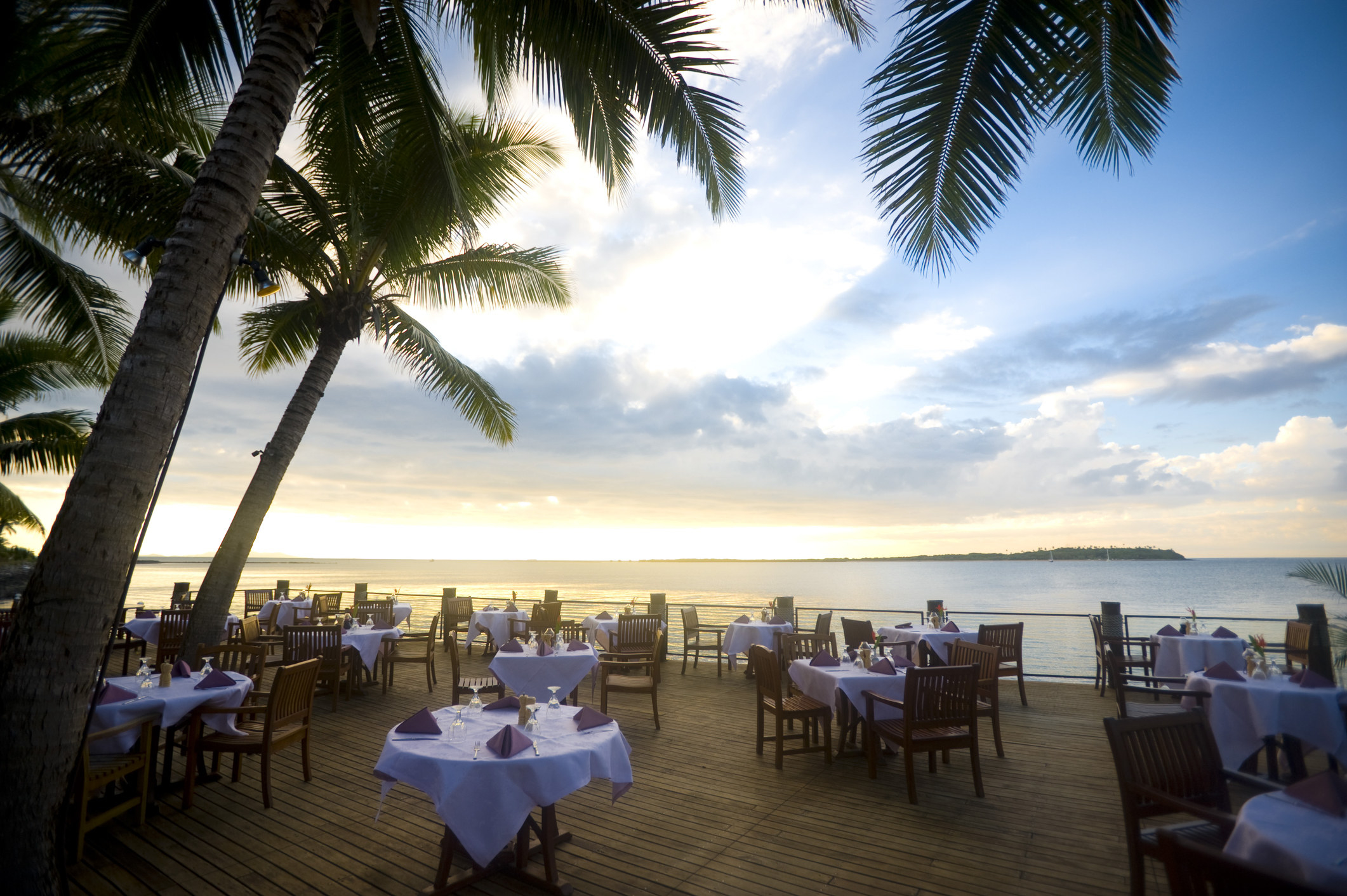 户外度假海滩餐厅在日落时分。