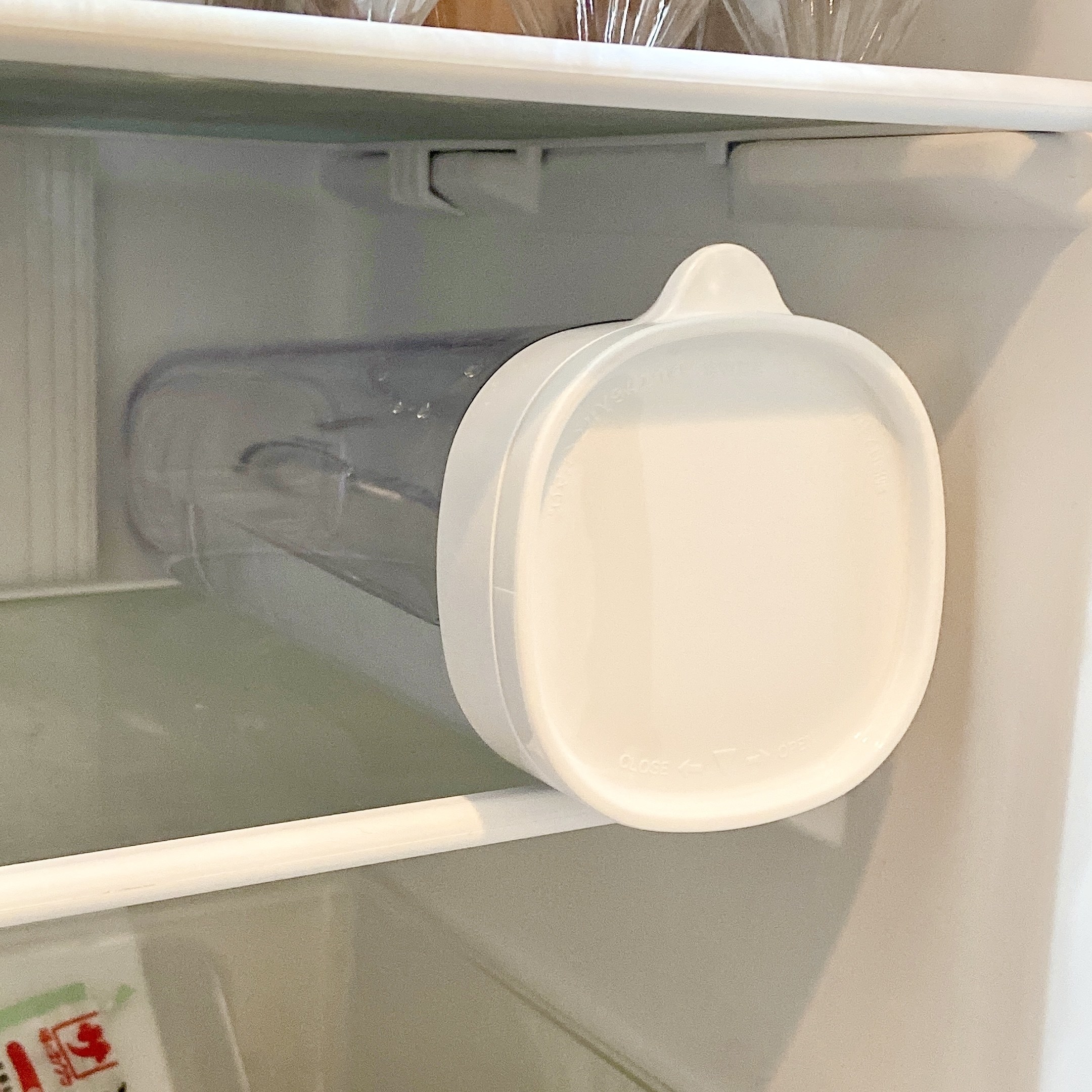 ニトリの「横置き出来る冷水筒」は、ひっくり返しても漏れないから横にも置けちゃう便利なキッチンアイテムです！