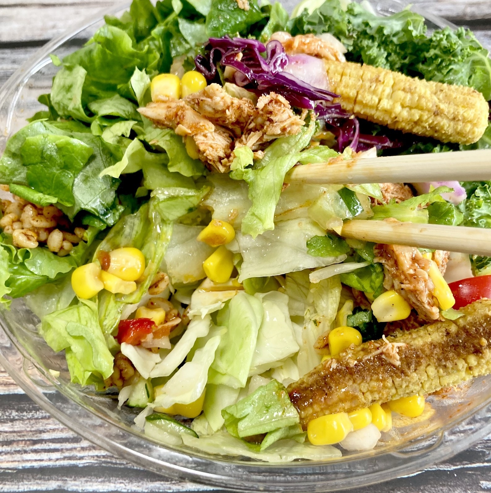 ボリュームすごすぎて笑った。ファミマの「具材どっさりサラダ」満足感