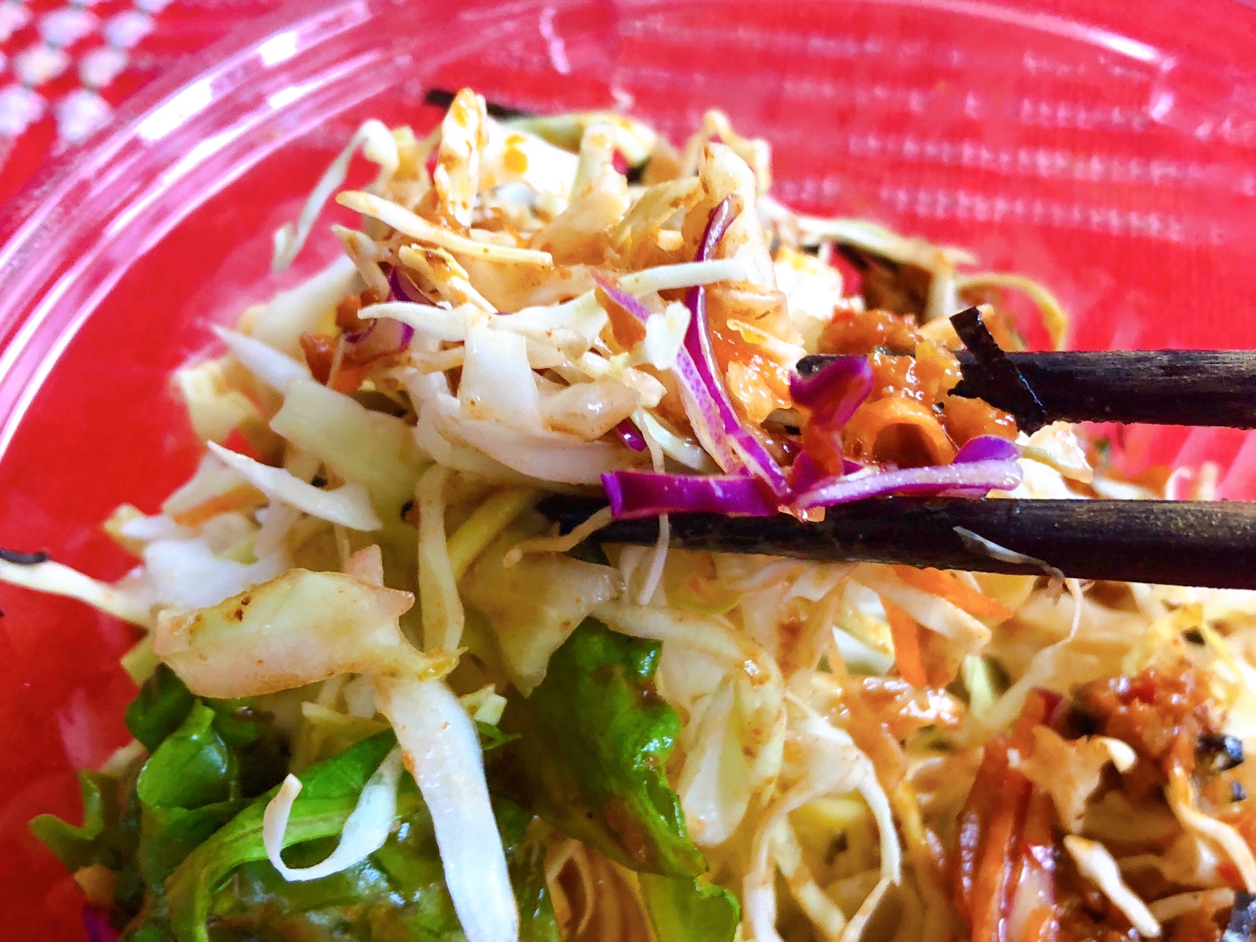 ★FamilyMart（ファミリーマート）ガッツリ商品「野菜と食べる！台湾まぜそば風サラダ」ボリューム満点でコスパが良い