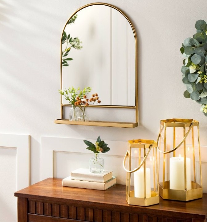 the two lanterns om na console table