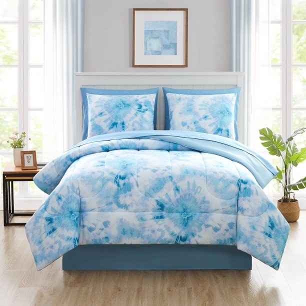 A blue tie dye comforter set