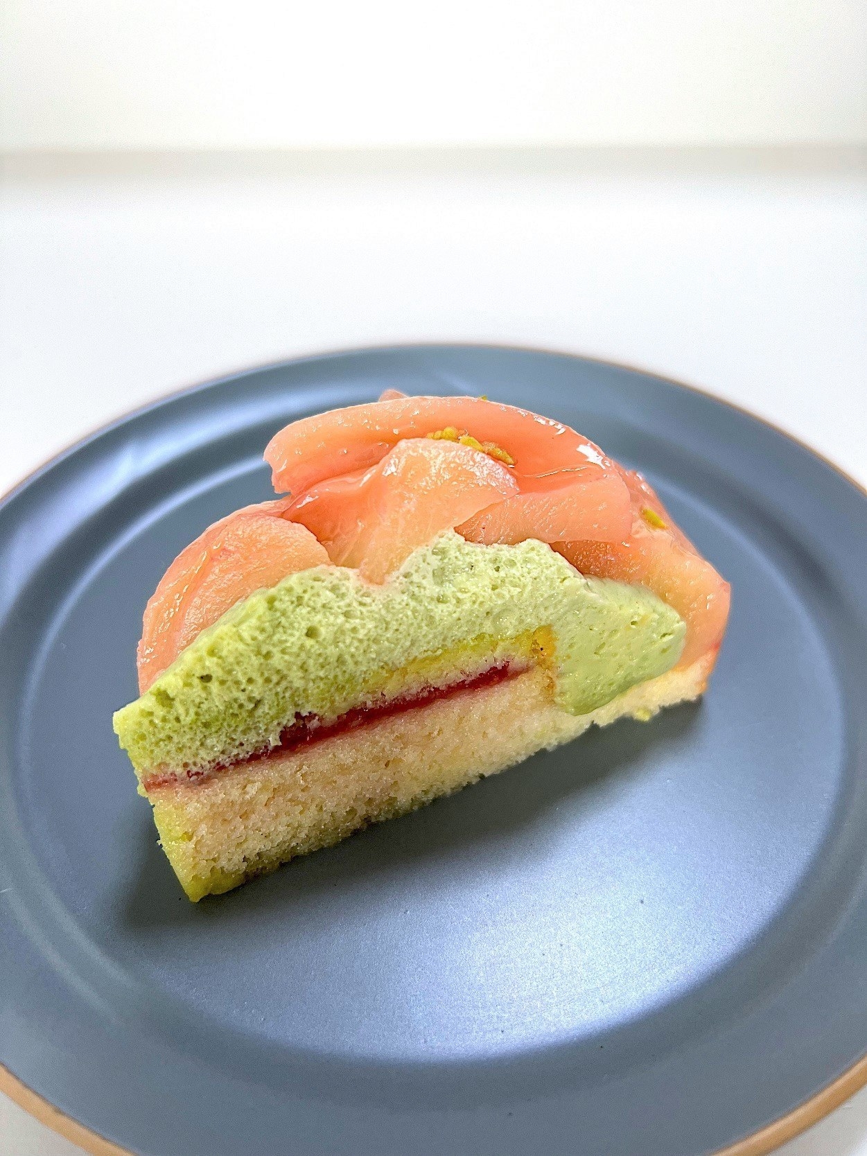 星乃珈琲店の新作スイーツ「桃とピスタチオのズコットケーキ」想像以上の甘さで口の中とろける