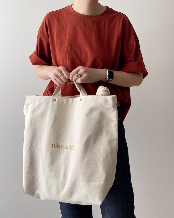 niko and...(ニコアンド)のおすすめトートバッグ「オリジナルニコロゴ刺繍2WAYトートバッグ」2つの持ち方ができて便利