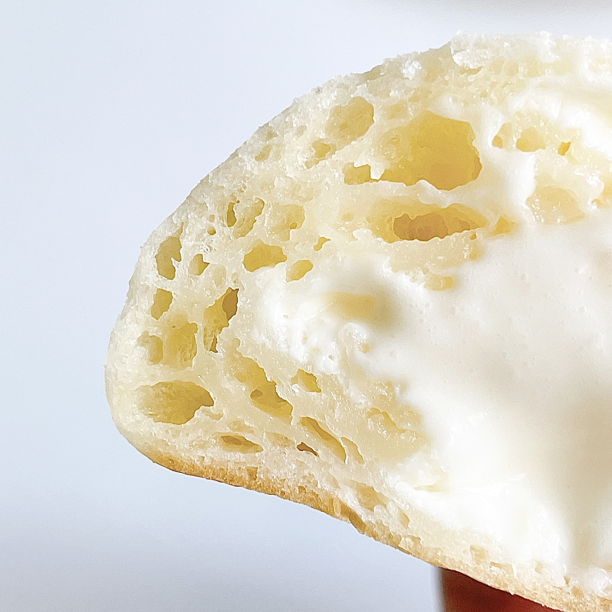 LAWSON（ローソン）の人気スイーツ「もちぷよ（北海道産生クリーム入りミルククリーム）」クリームたっぷりでおいしい、小腹が空いた時のおやつやデザートにもおすすめ
