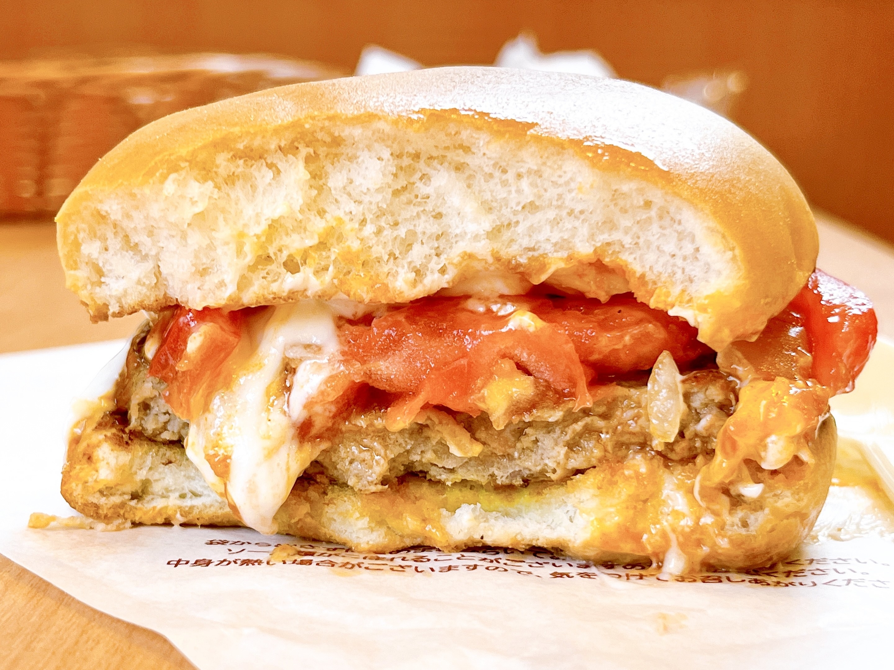 モスバーガーの新作フードメニュー「白いモスバーガー」チーズがおいしいランチにもディナーにもオススメのハンバーガー