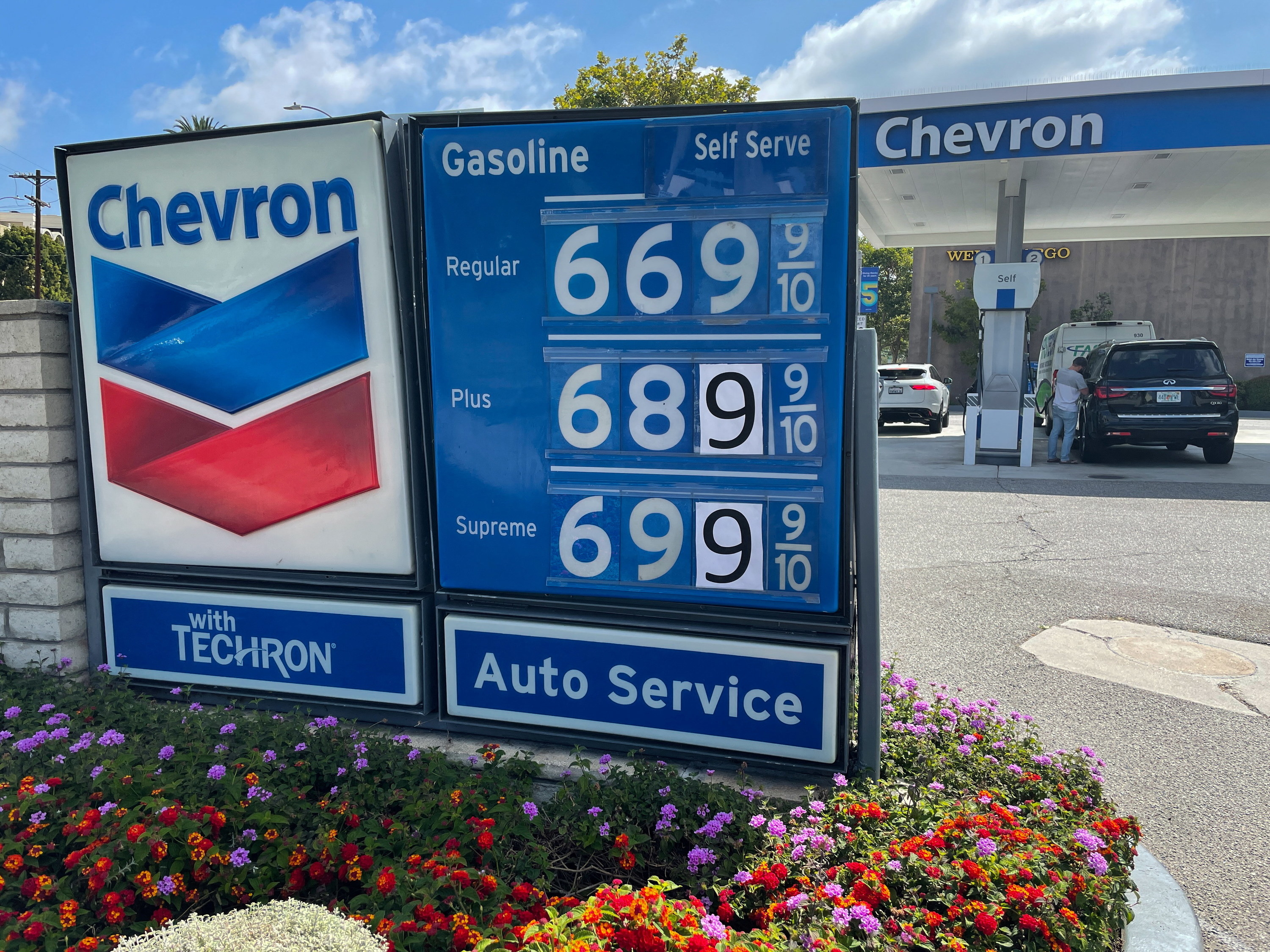 加油站信号显示气价为每加仑6美元