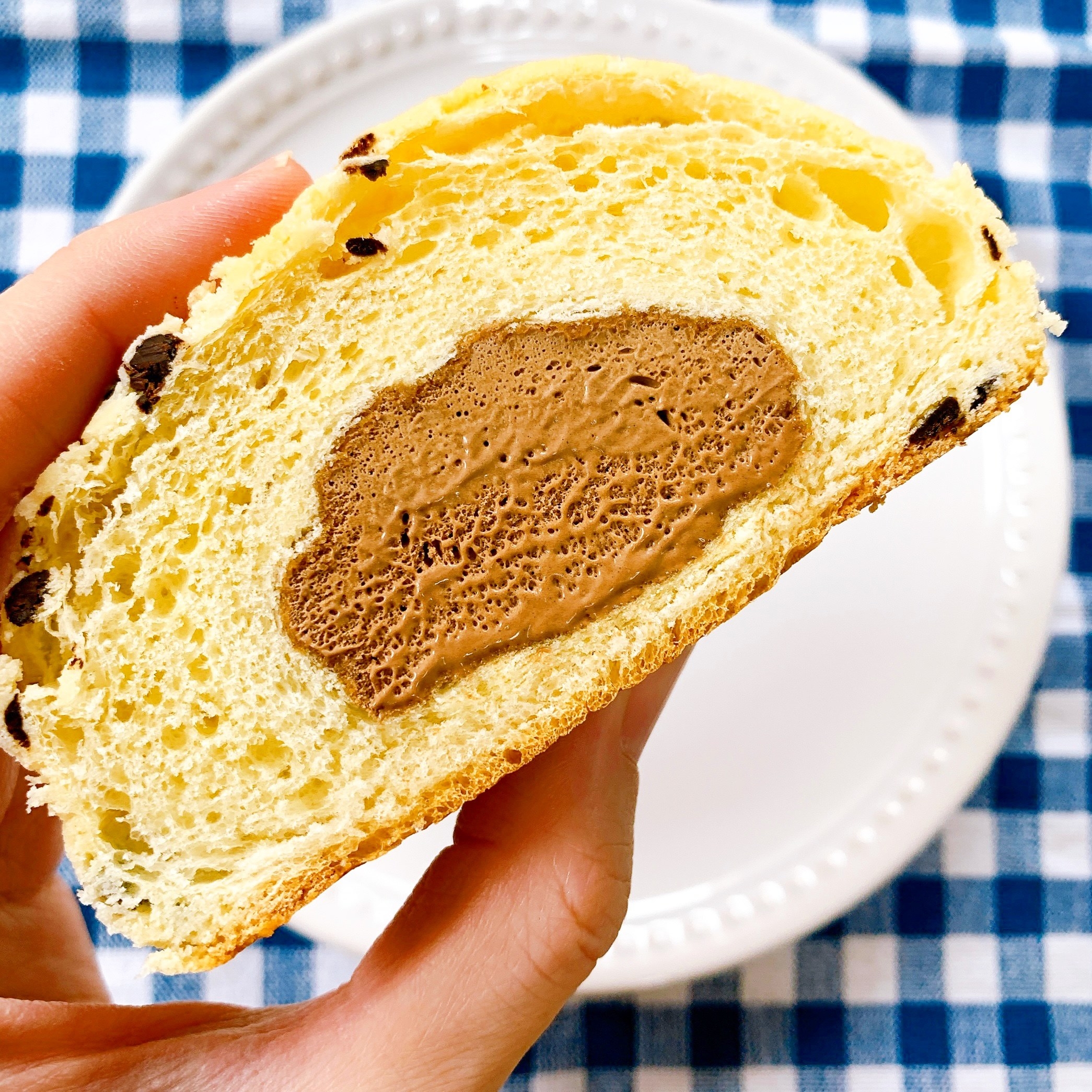 ★セブン-イレブンのおすすめデザート「7P冷たく食べる チョコチップメロンパン」色んな食感を楽しめる