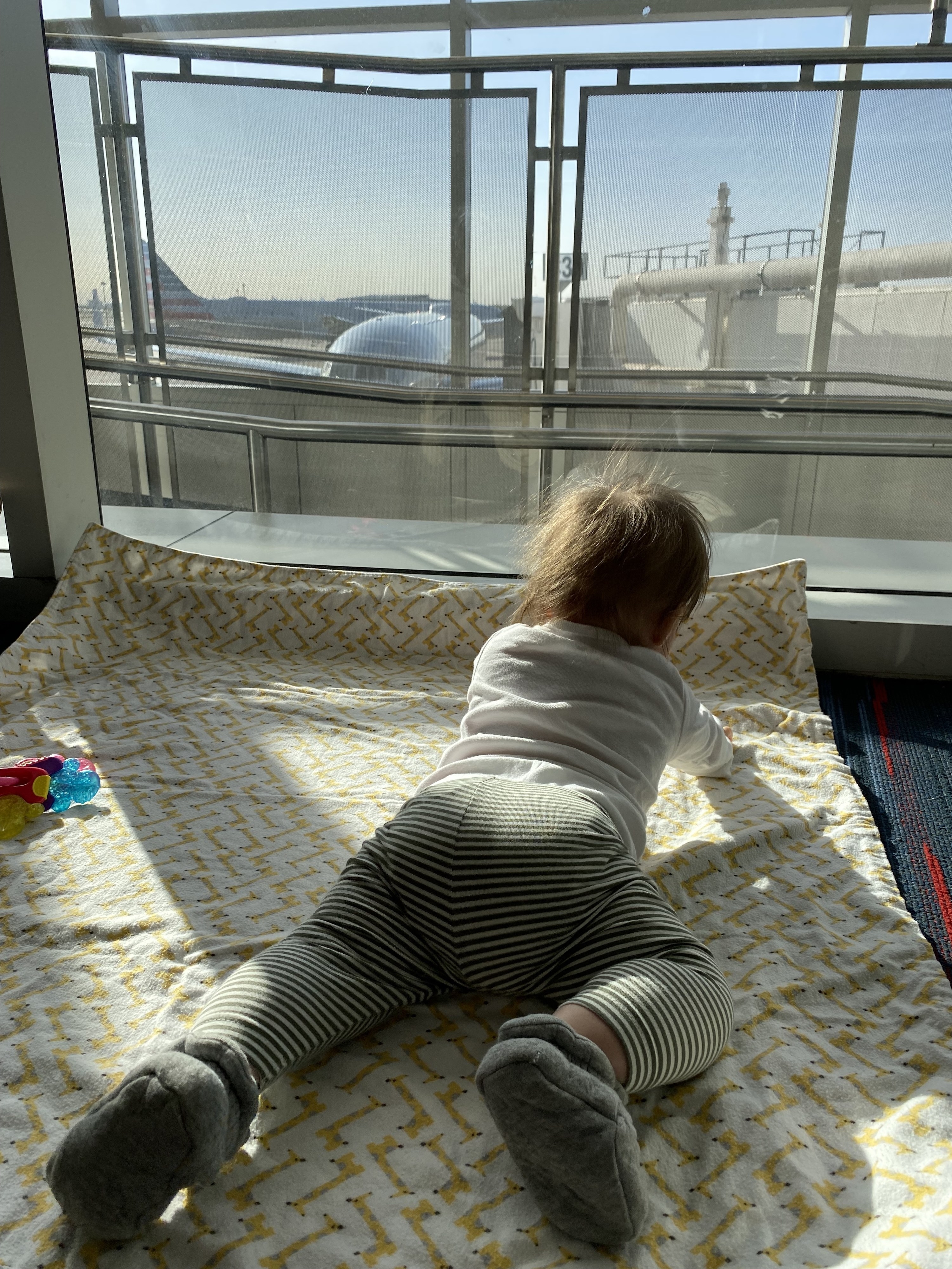 婴儿在机场的毯子上