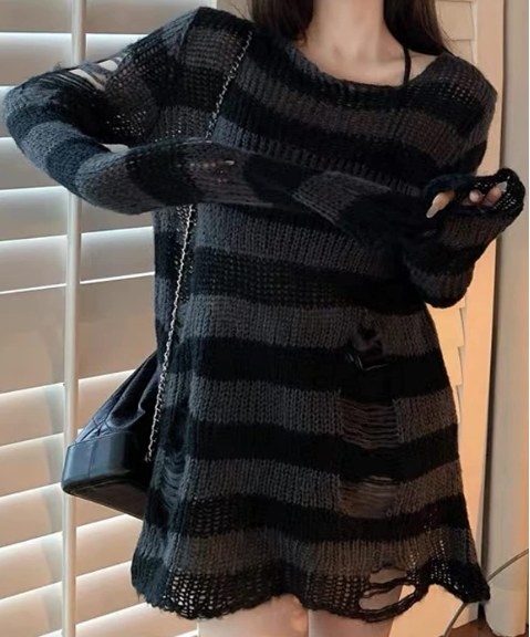 Suéter gótico desgastado