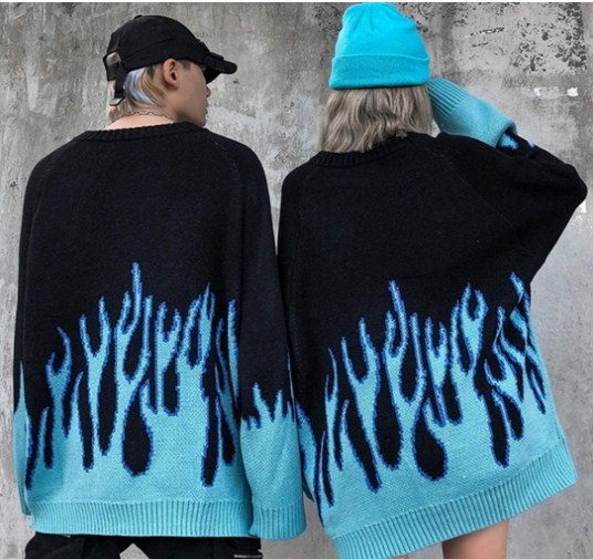 Suéter con estampado de llamas azules