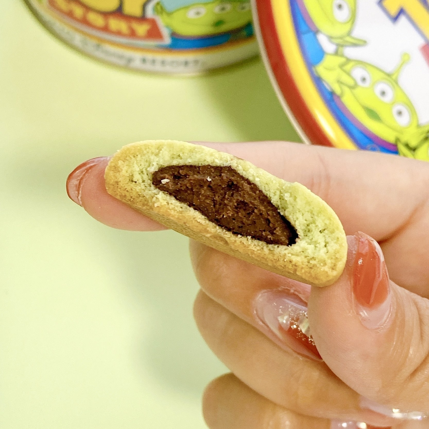 東京ディズニーランド（Tokyo Disneyland）のおすすめお土産「チョコインクッキー缶」