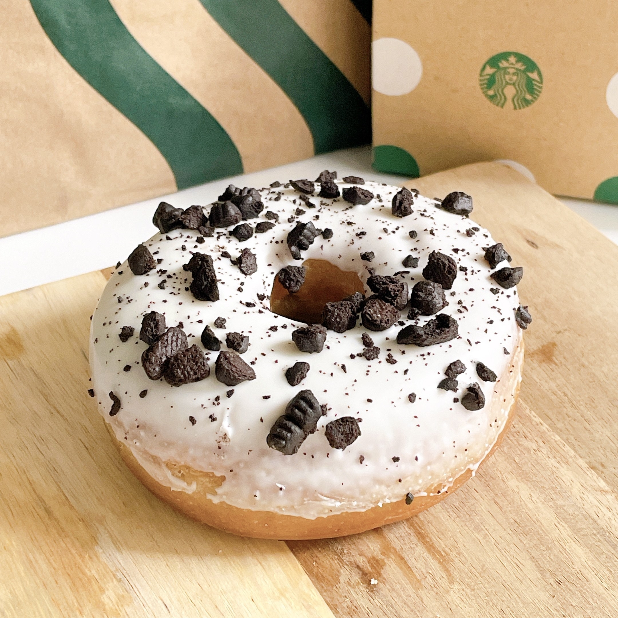 ★Starbucks Coffee（スターバックスコーヒー）の新作スイーツ「クッキー＆クリームドーナツ」ザクザクのクッキーがおいしくておやつやデザートにおすすめ