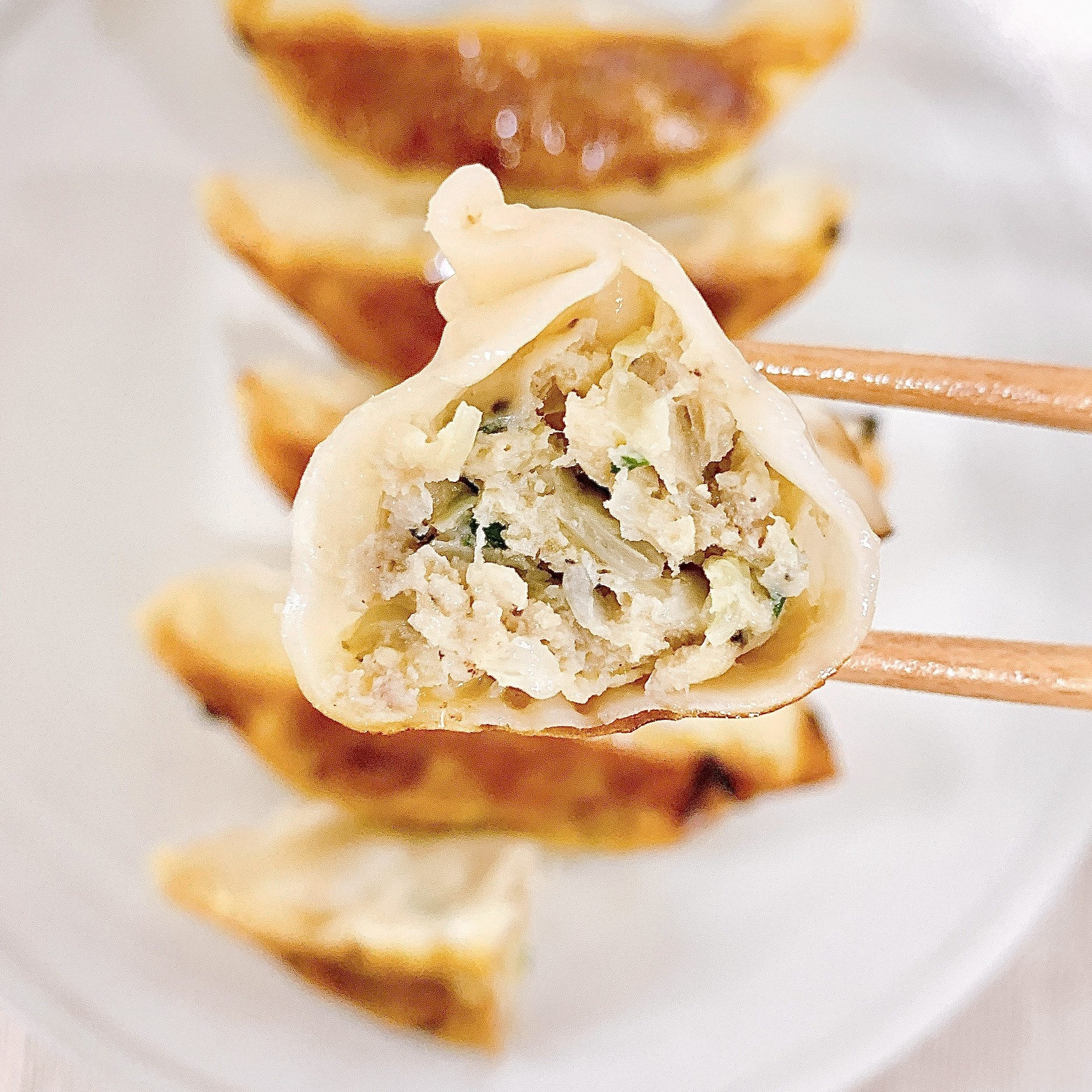 FamilyMart(ファミリーマート)のおすすめ冷凍食品「肉の旨み味わう黒豚大餃子」ぎっしり詰まったお肉ともちもちの皮でボリューム満点