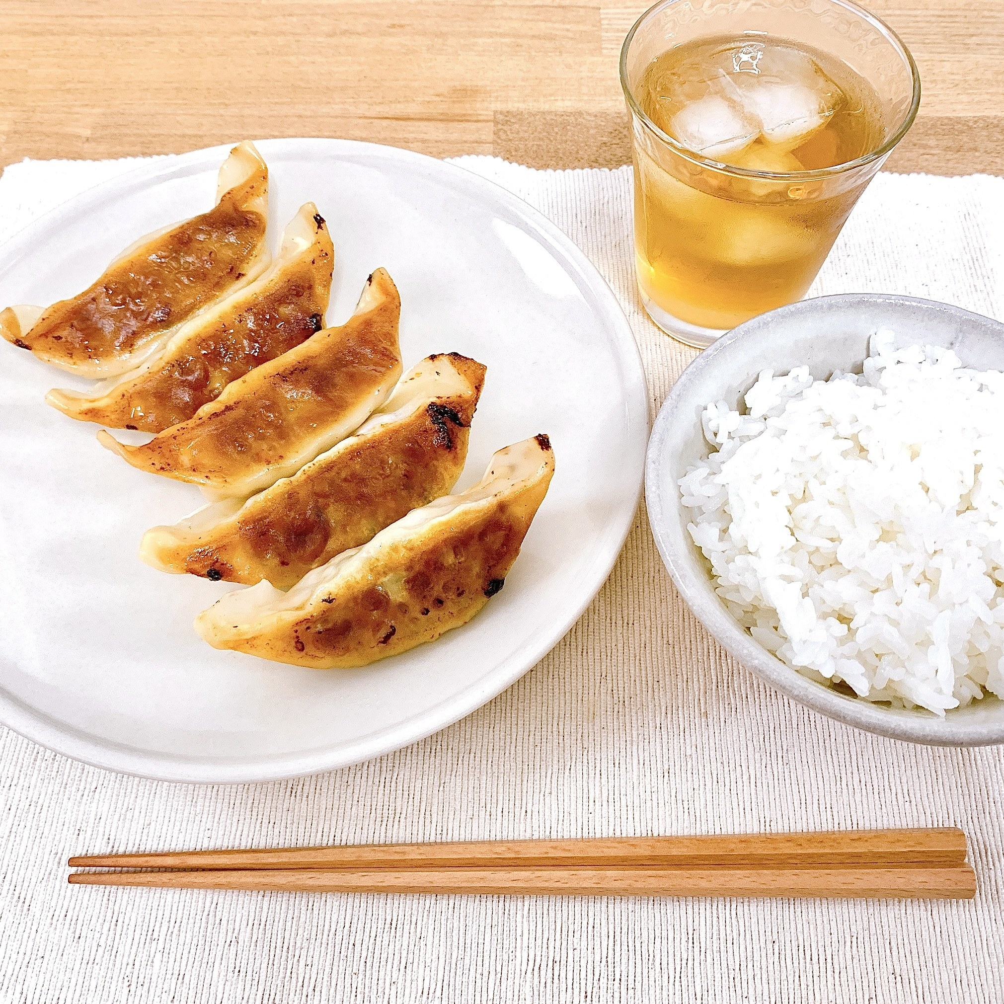 FamilyMart(ファミリーマート)のおすすめ冷凍食品「肉の旨み味わう黒豚大餃子」ぎっしり詰まったお肉ともちもちの皮でボリューム満点