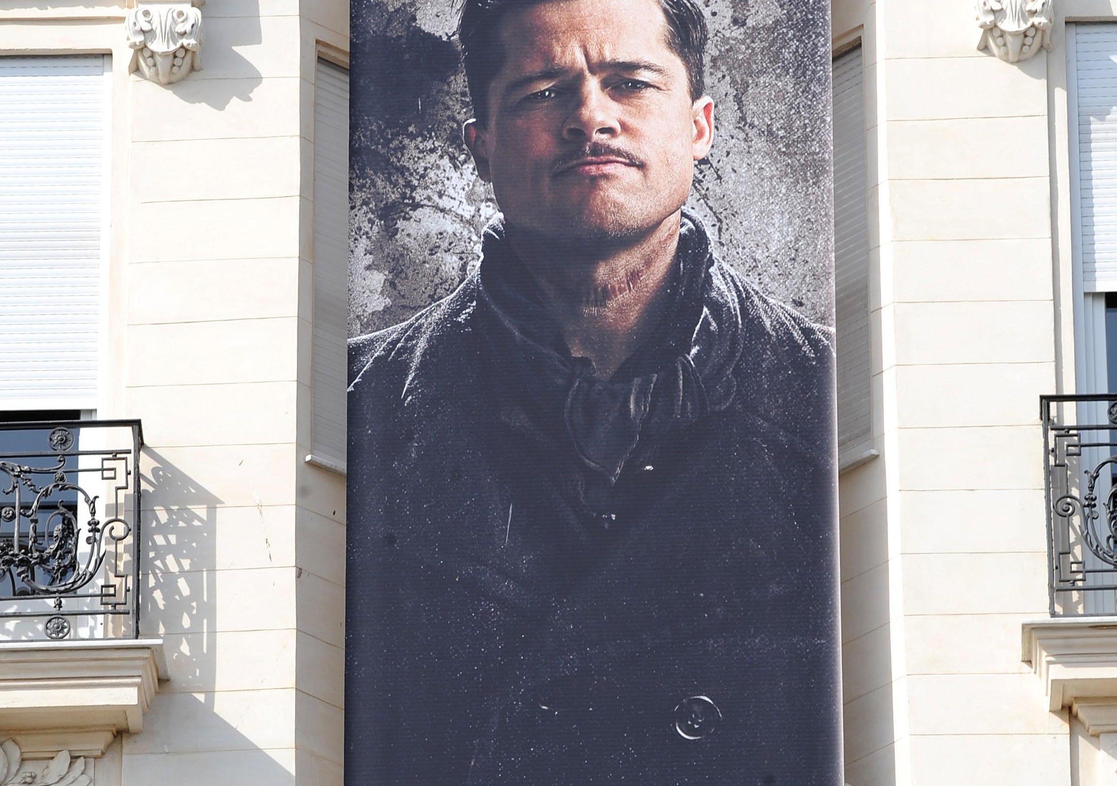 Promotional poster featuring Brad Pitt for Inglourious Basterds film