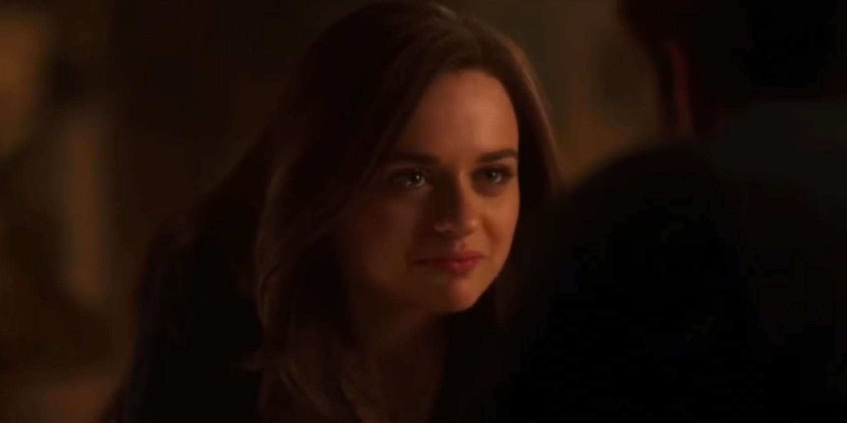 Elle sitting in a restaurant in &quot;The Kissing Booth 2&quot;