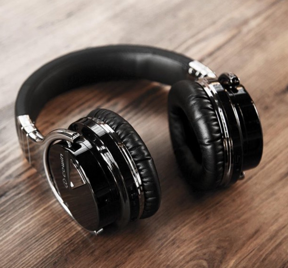 the black headphones