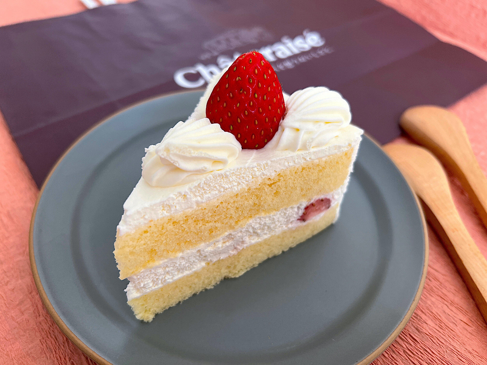 シャトレーゼ（Chateraise）の人気スイーツ「スペシャル苺ショート」王道のショートケーキでおやつやデザートにおすすめ