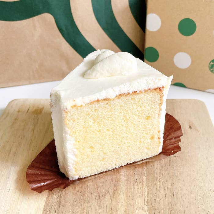 雲みたいにふわっふわじゃん スタバの クリームたっぷりスイーツ おいしすぎて笑っちゃった