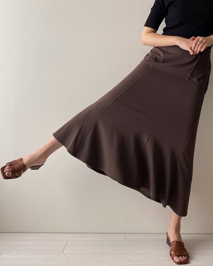 GU（ジーユー）のオススメアイテム「カットソーマーメイドロングスカート」シルエットが美しい 上品なデザインで着回しできる