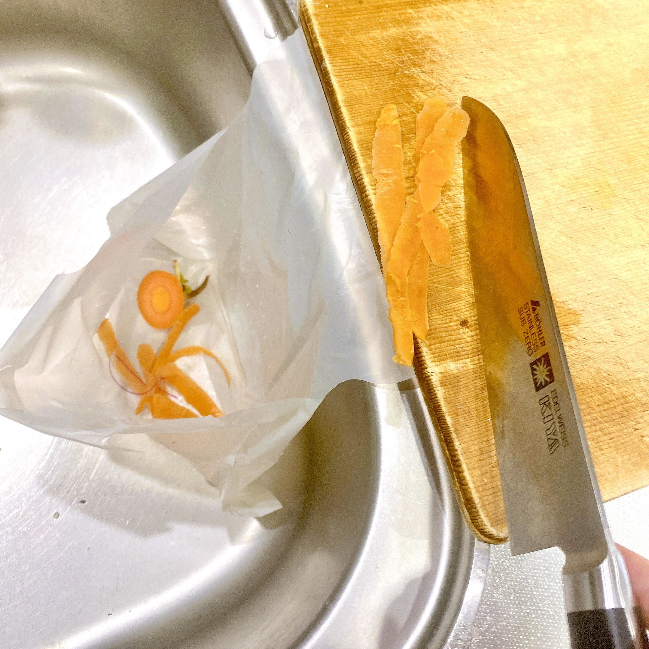 3COINS(スリーコインズ)で見つけた優秀グッズ「シンクにペタッと穴あきゴミ袋」