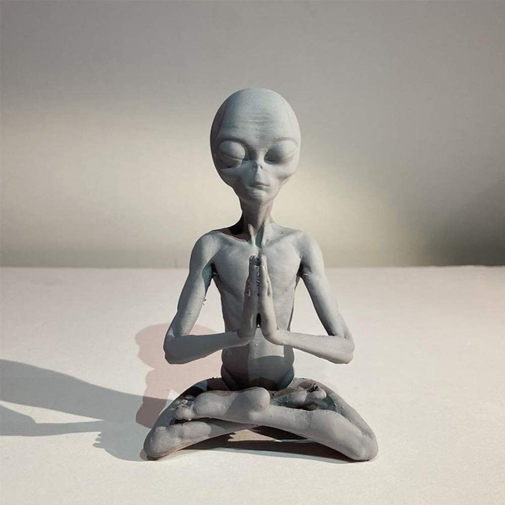 Figura de resina de extraterrestre meditando