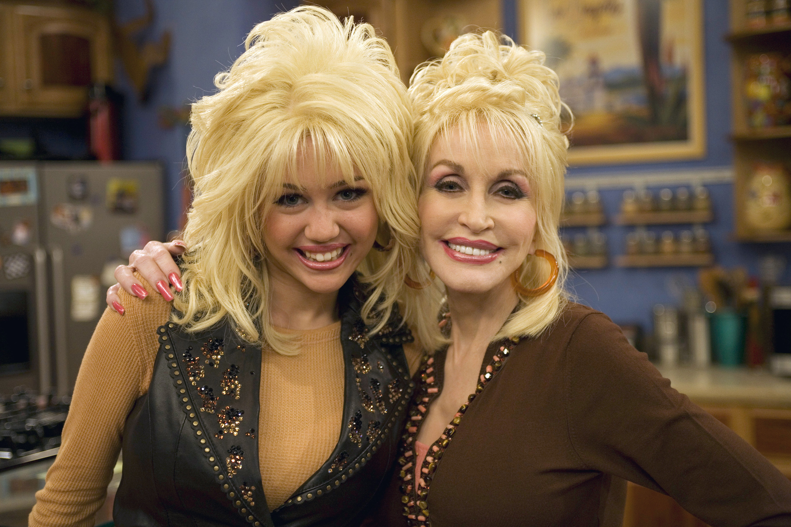 Miley Cyrus and Dolly Parton pose on the &quot;Hannah Montana&quot; set while filming the episode,  &quot;I Will Always Loathe You&quot;