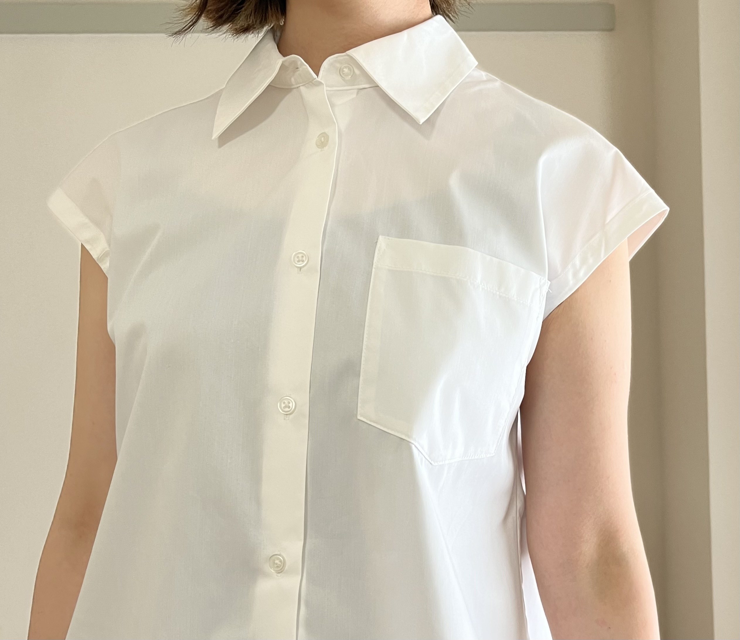 GU（ジーユー）のレディースアイテム「フレンチスリーブチュニックシャツ(半袖)RS+X」Aラインシルエットがキレイで細見え
