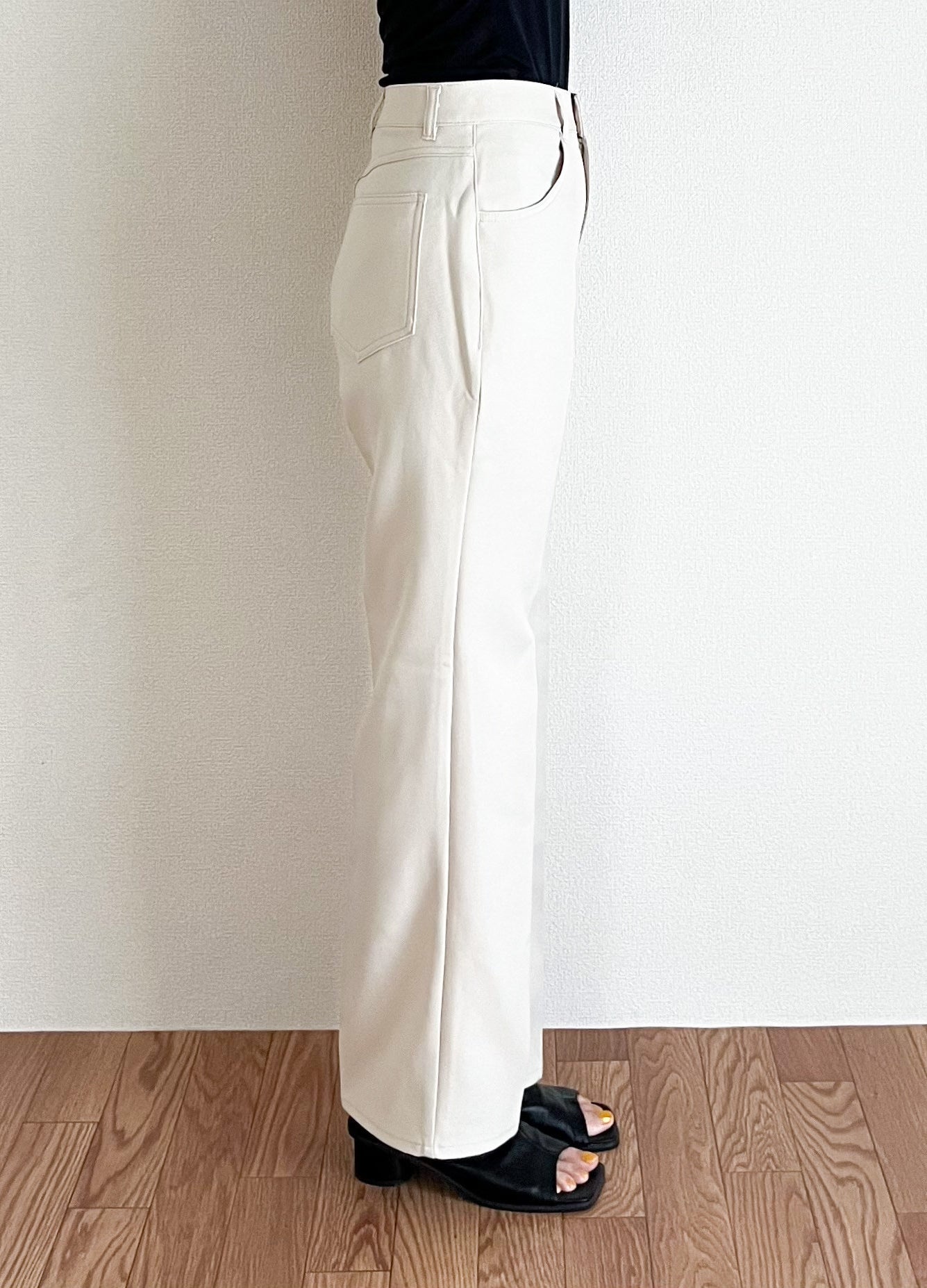 GU(ジーユー)のおすすめレディースファッション「センタープレスストレートパンツRS」脚長効果でスッキリ細見え