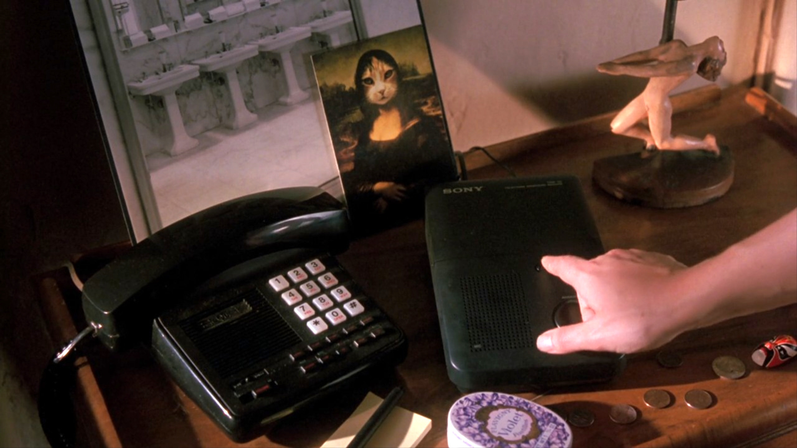 Screenshot of an answering machine from Single White Female