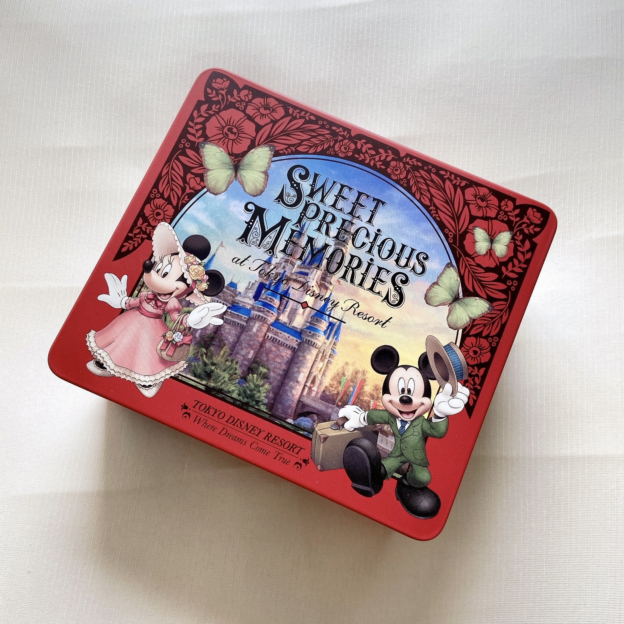 東京ディズニーランド（Tokyo Disneyland）のおすすめお土産「アソーテッド・スウィーツ缶」ミッキーとミニーがレトロでかわいい