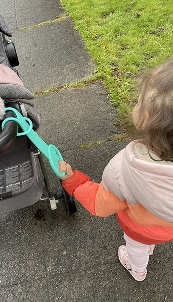 reviewer's child holding onto the handle