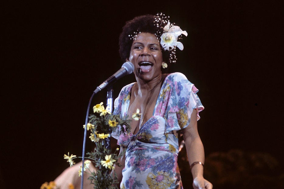 A picture of Minnie Riperton singing on stage