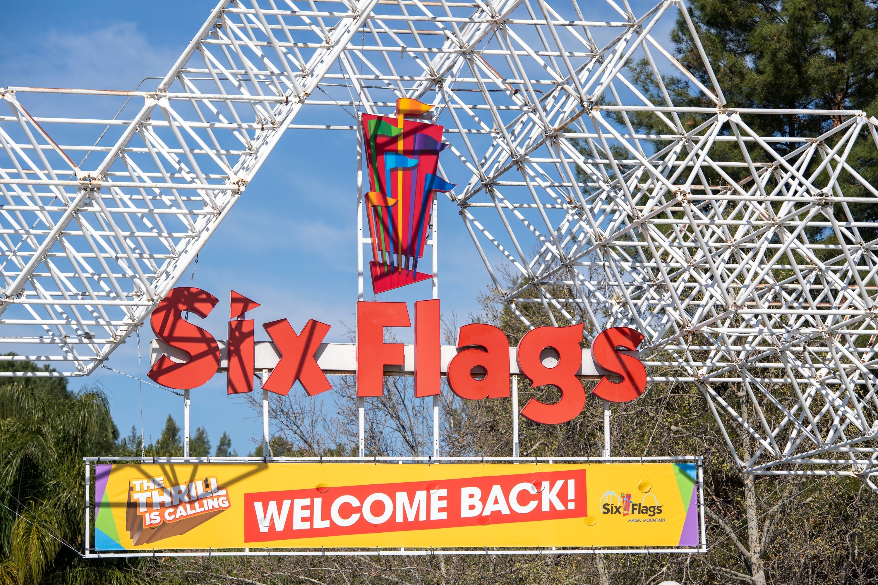 The Six Flags logo