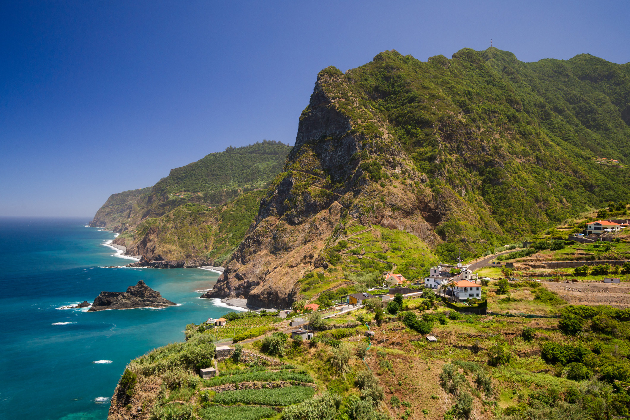 绿色的峭壁和亚速尔群岛的蓝色的大海。