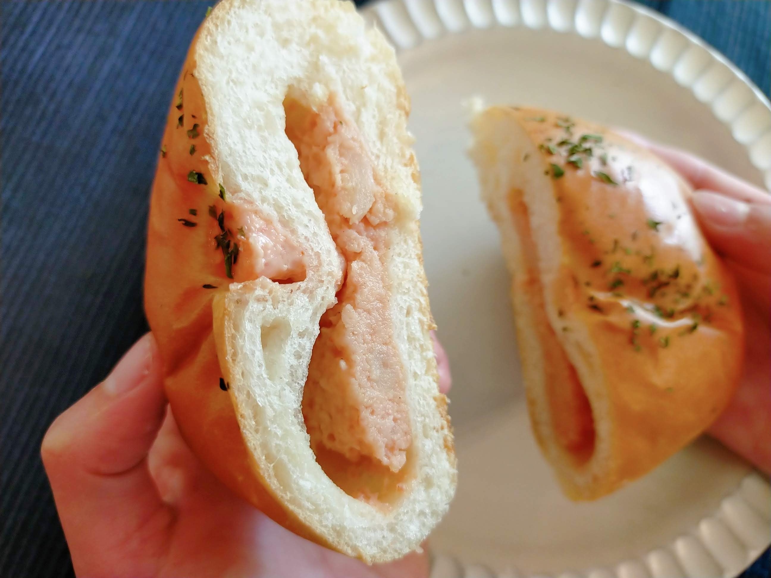 ファミリーマート（FamilyMart）の「もっちり食感の明太ポテトパン」は、ちょっとピリ辛な明太子クリームとポテトがおいしい軽食にピッタリなおすすめパンです