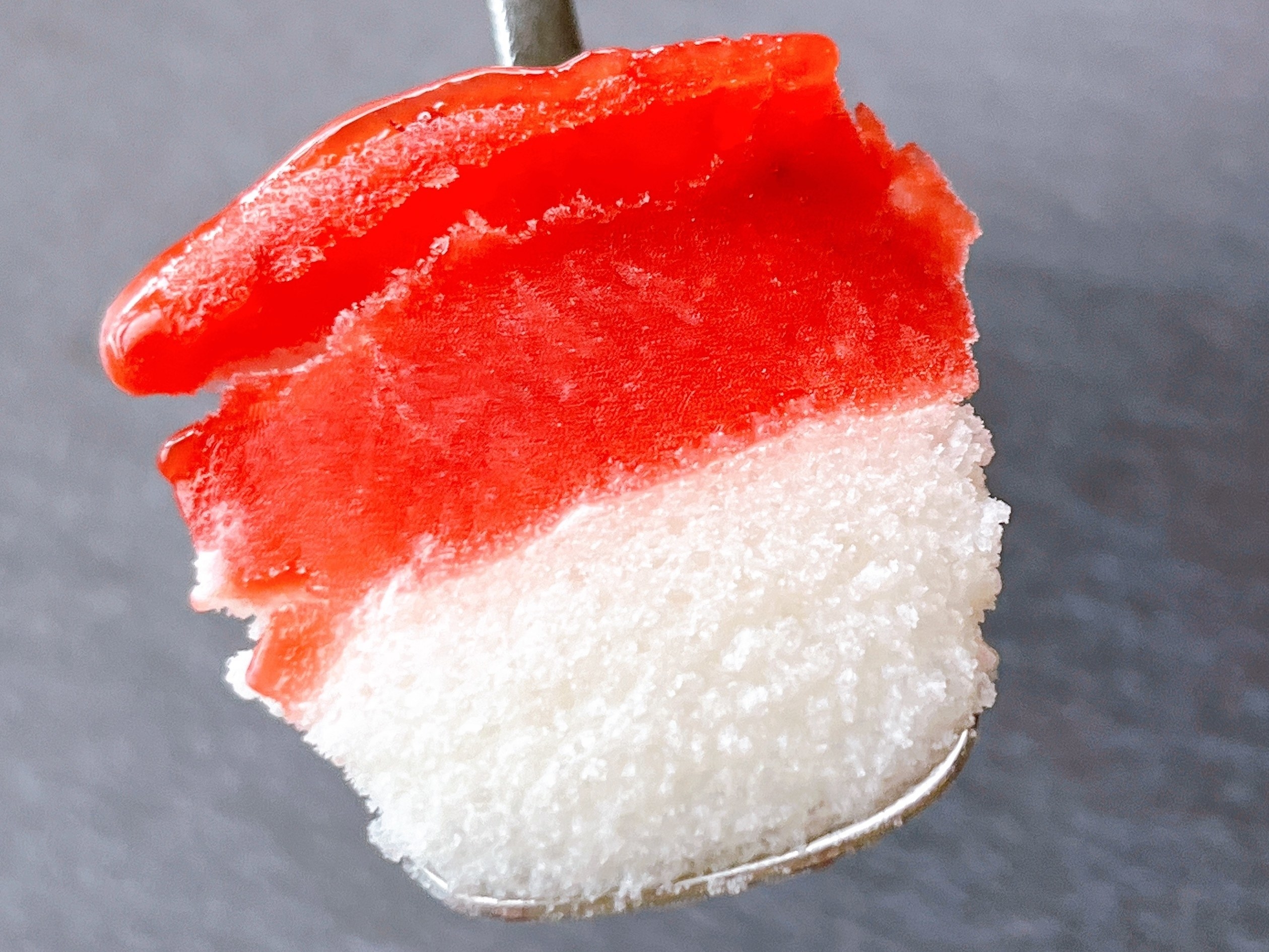 セブンイレブンの「いちご練乳氷」は、果肉ソースが入った練乳たっぷりのおすすめかき氷です