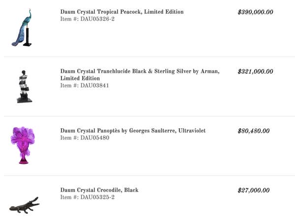Listagens de quatro esculturas de cristal diferentes, com preços que variam de US$ 27.000 a US$ 390.000