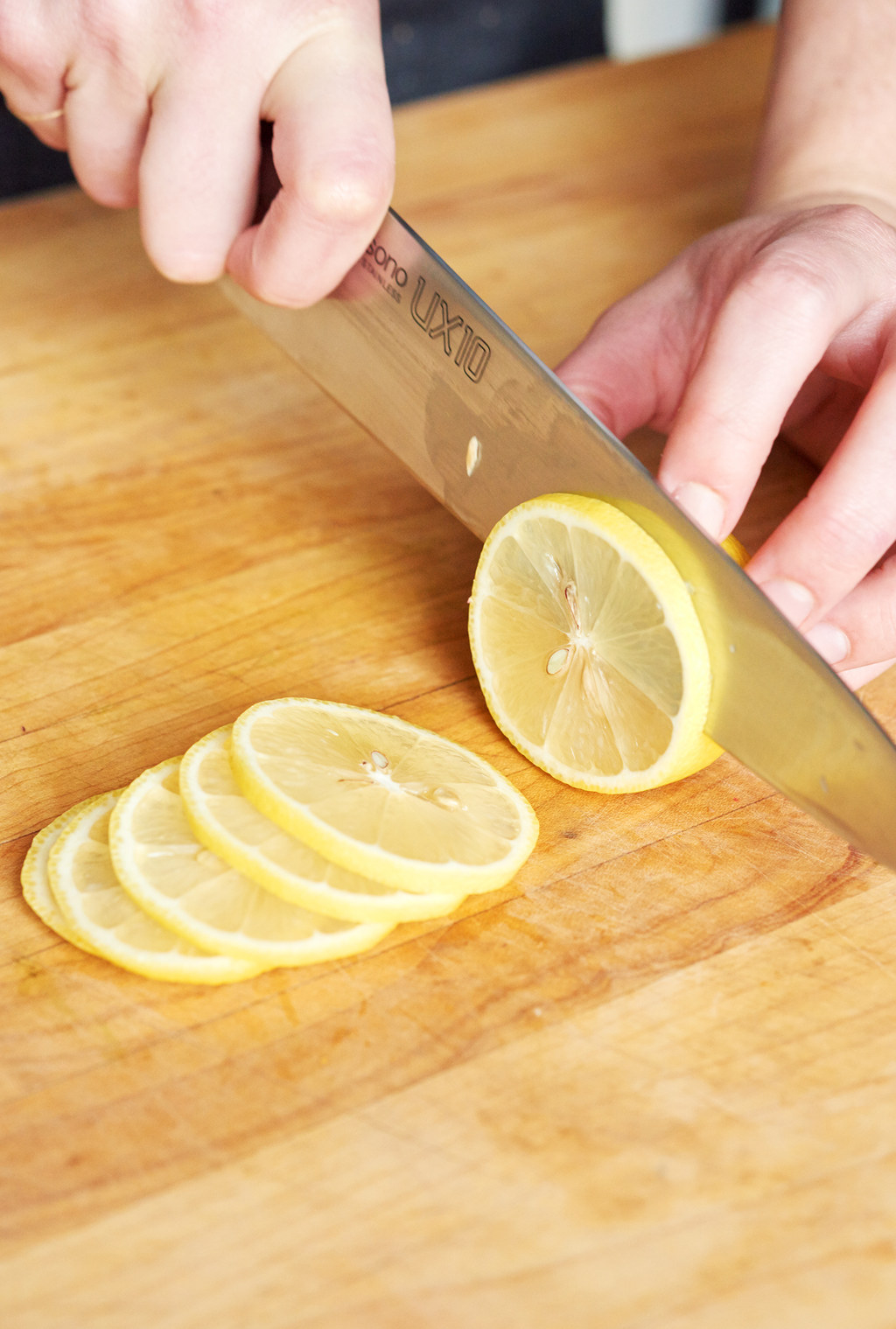 Slicing a lemon into rounds.