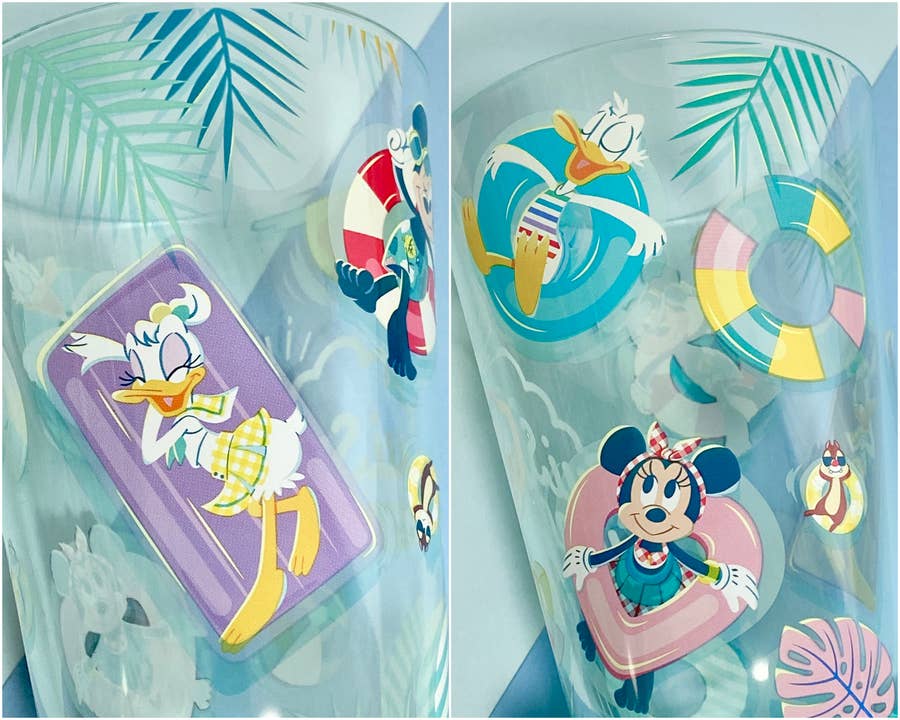 ミッキーたちが浮き輪でプカプカ浮かぶ。ディズニーランドの