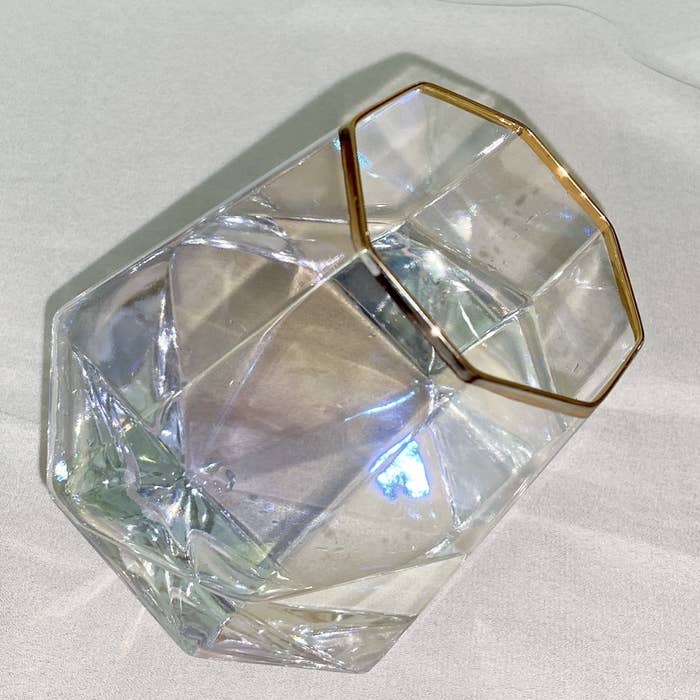Francfranc（フランフラン）の「オパール タンブラー ダイヤ」は、独特の形と、光の加減で七色に変わる高級感あるグラスです