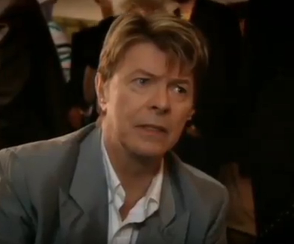 David Bowie sits and talks with Andy Millman in &quot;Extras&quot;