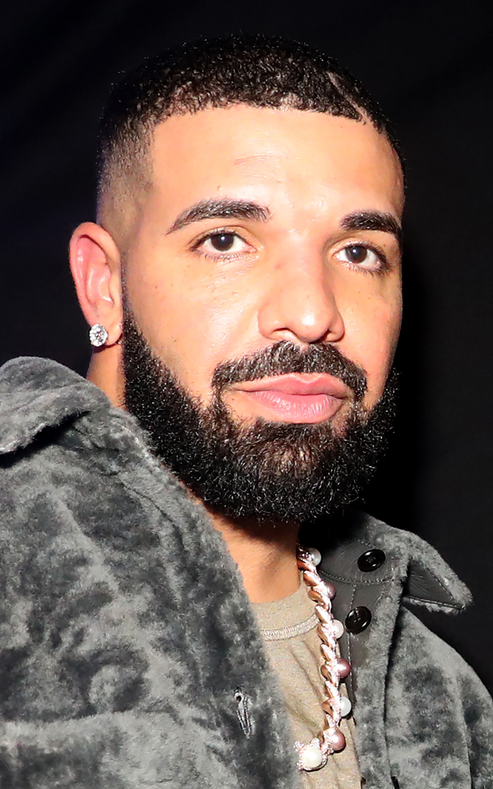 Drake officially kicks bandwagon reputation by taking picture with Astros 