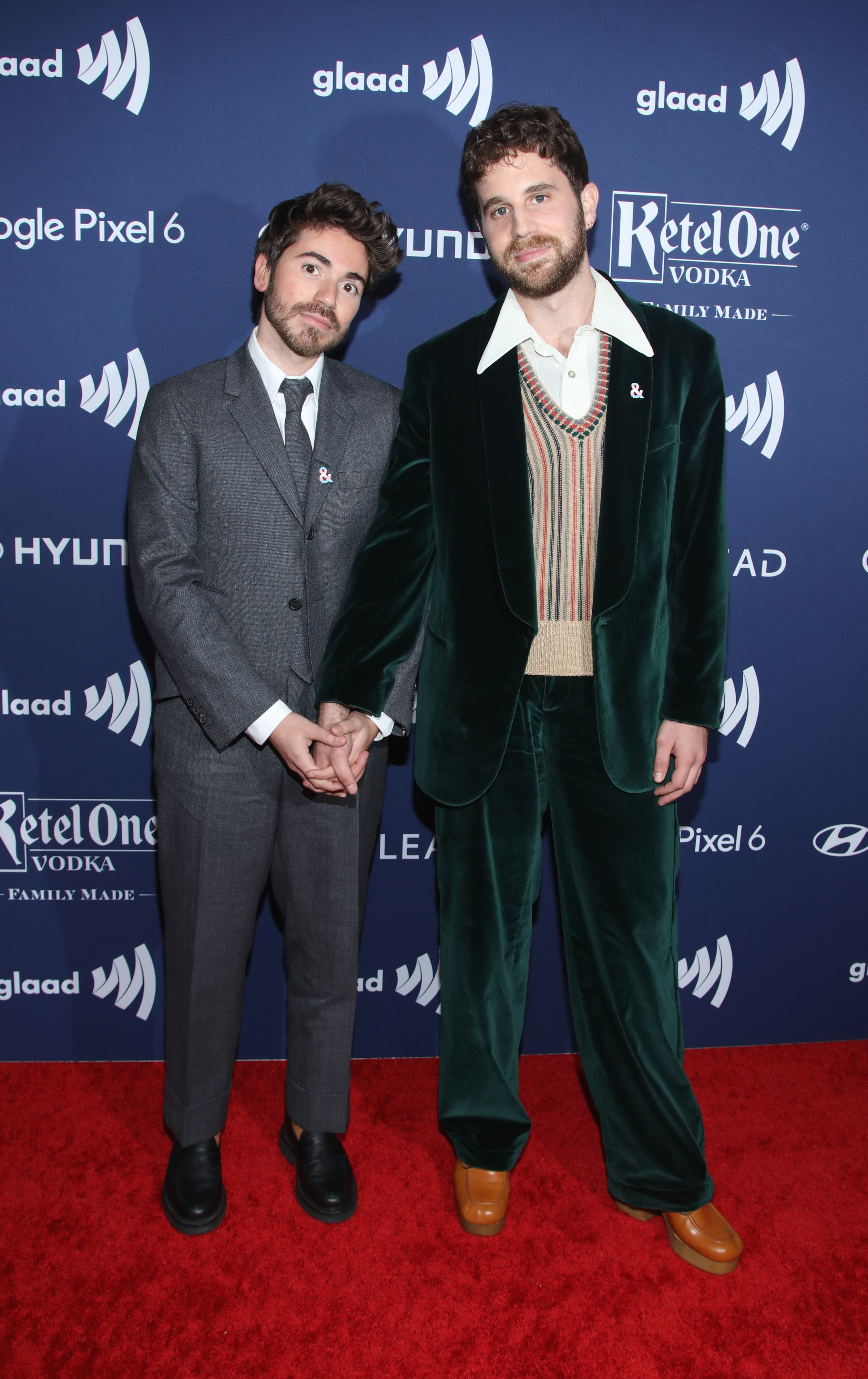 noah and ben holding hands on the red carpet