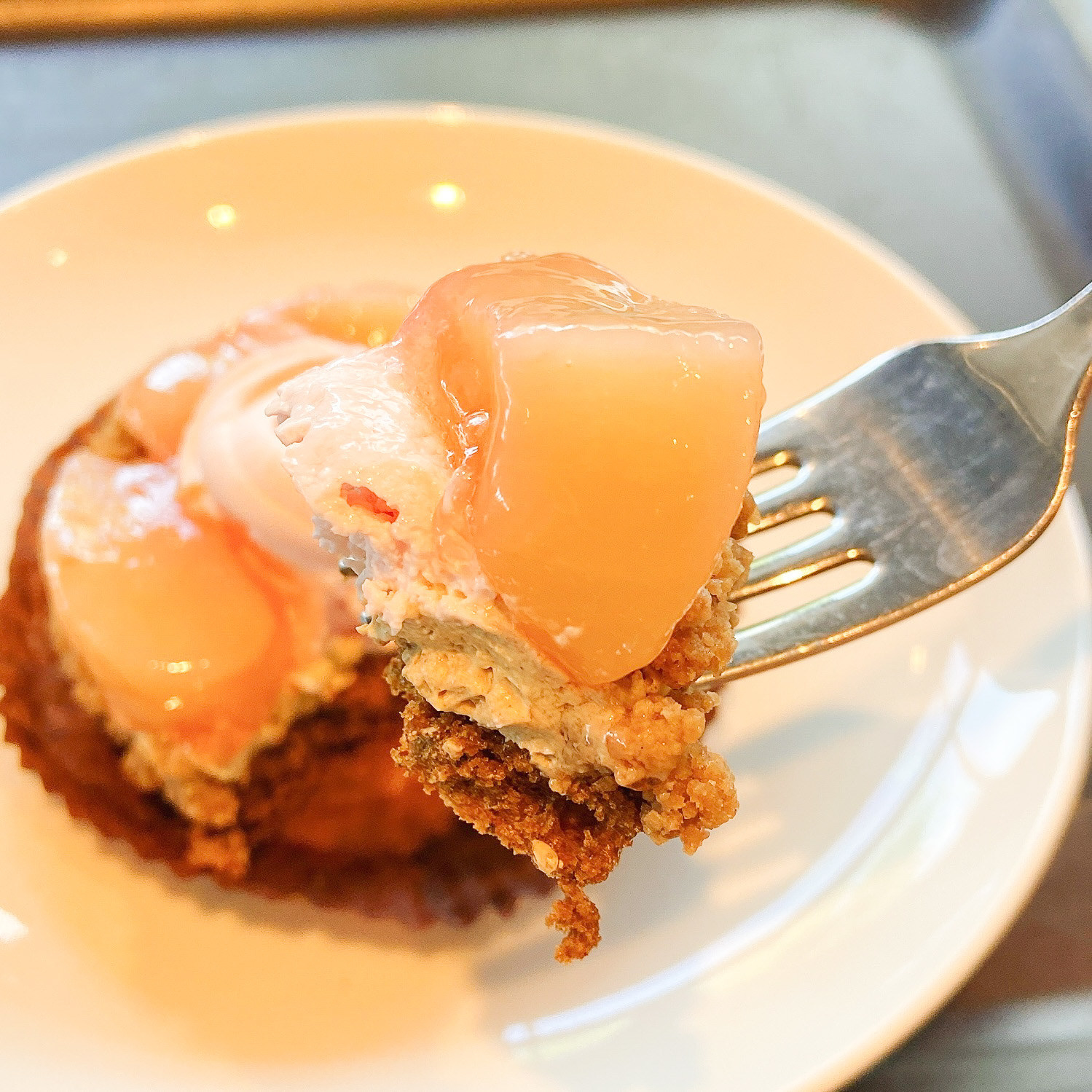 スタバの新作フレッシュフルーツケーキが大人気「白桃＆アールグレイケーキ」