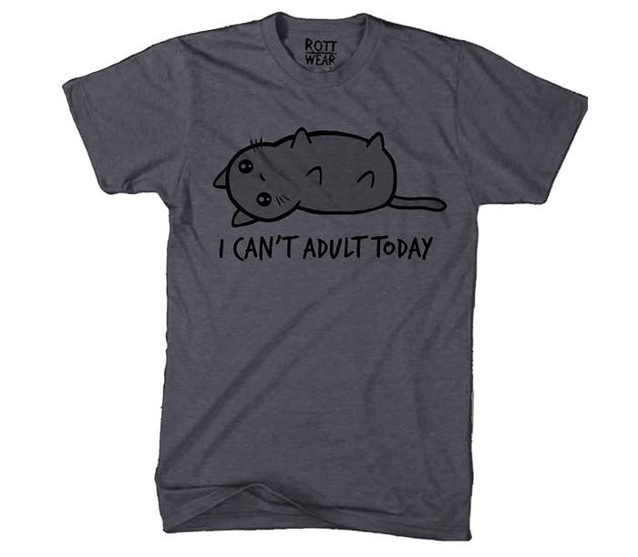 playera con la frase i can't adult today