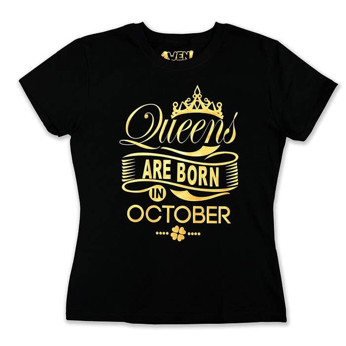 playera negra con la el diseño queen are born in october
